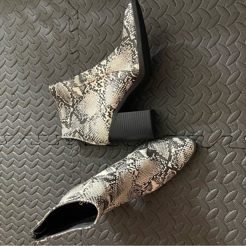 Qupid booties size 8 never worn!